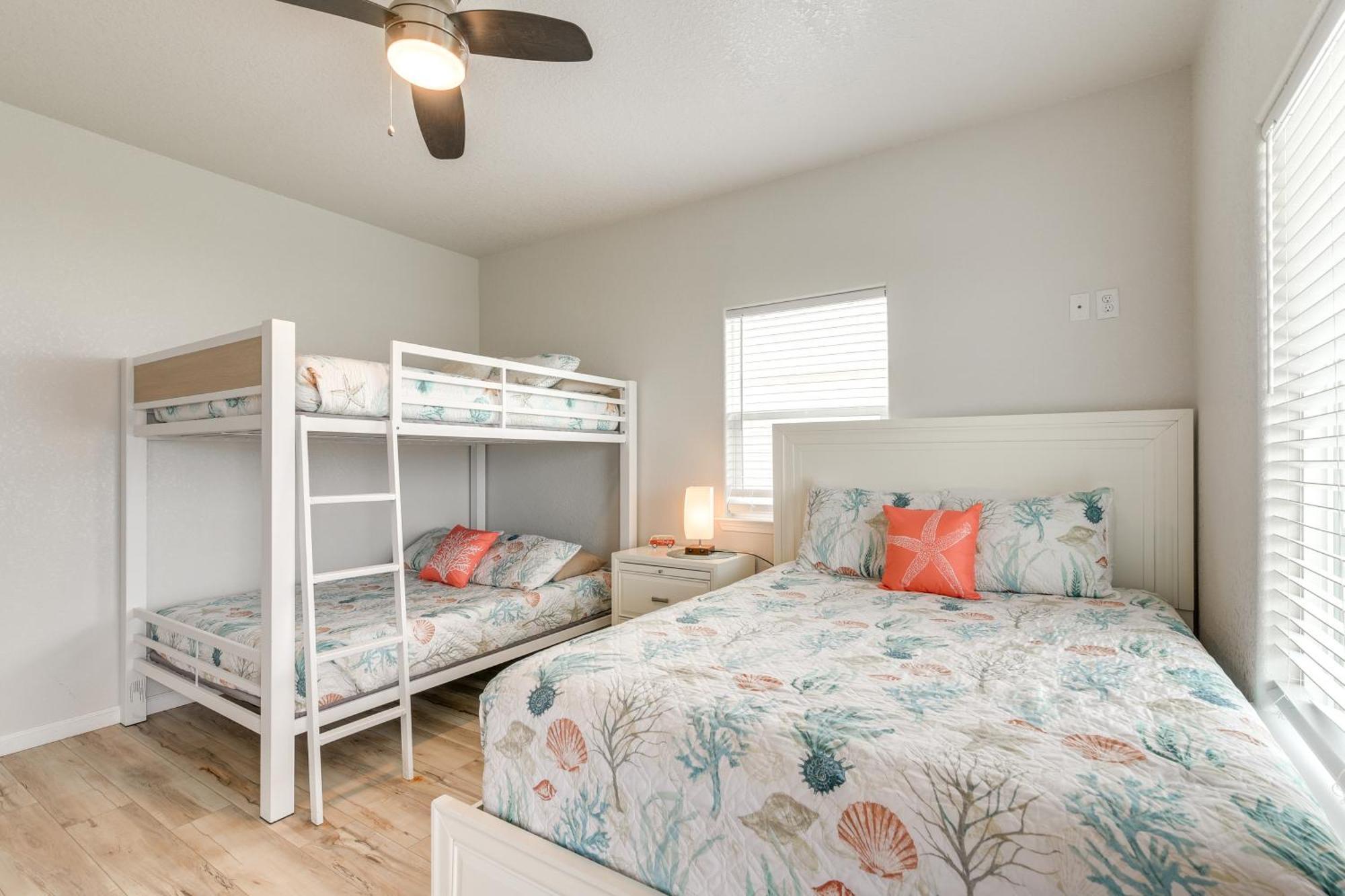 Beachfront Texas Retreat - 2 Decks, Patio And Views! Surfside Beach Exterior photo