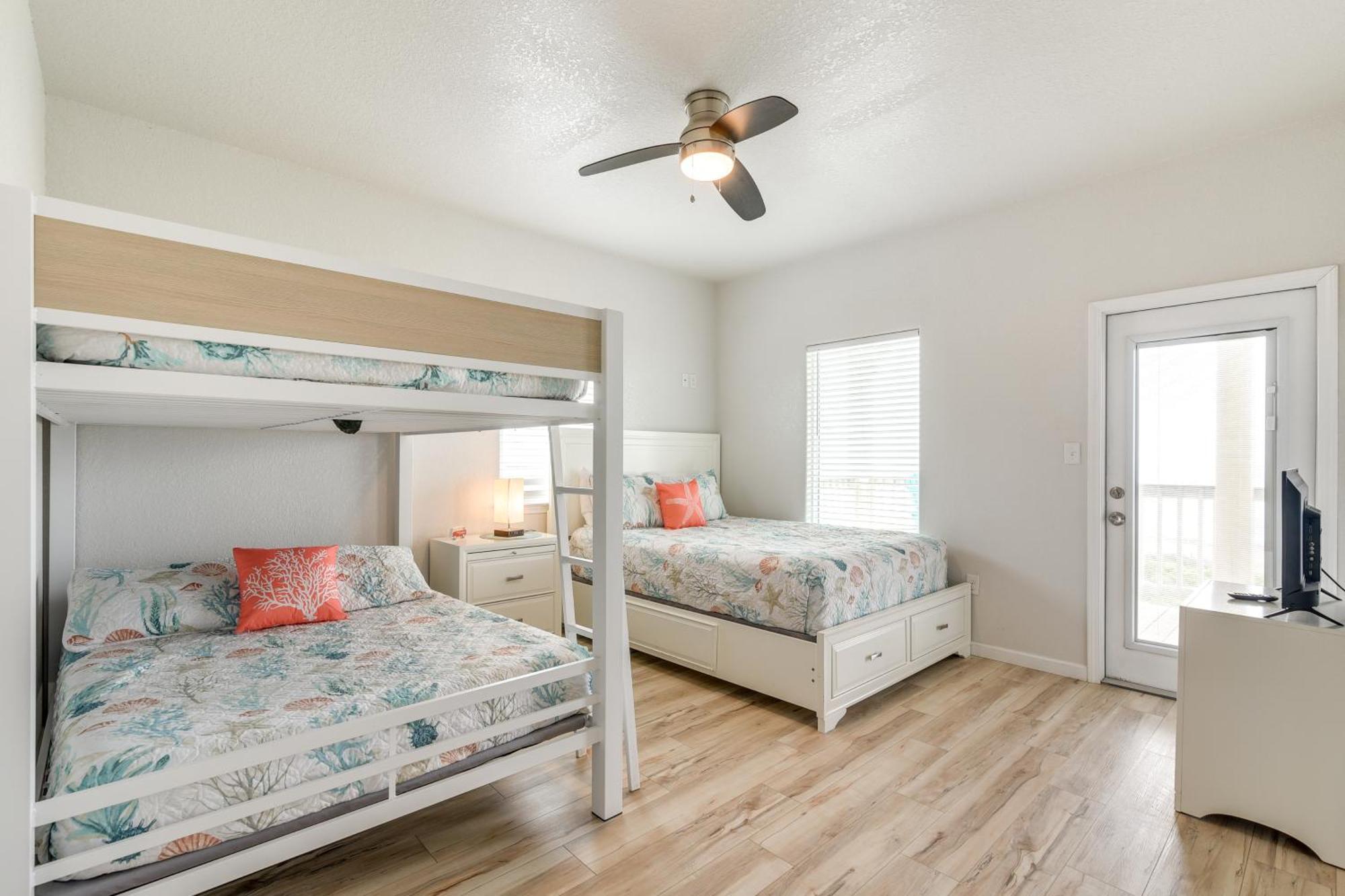 Beachfront Texas Retreat - 2 Decks, Patio And Views! Surfside Beach Exterior photo